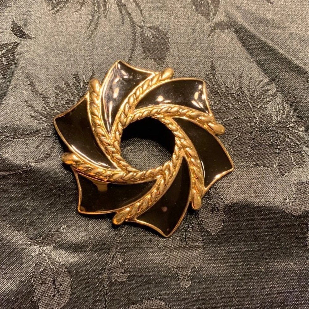 VTG 90's Trifari Pinwheel Enameled brooch